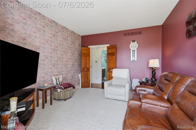 20175 Gill Road, Livonia, MI 48152