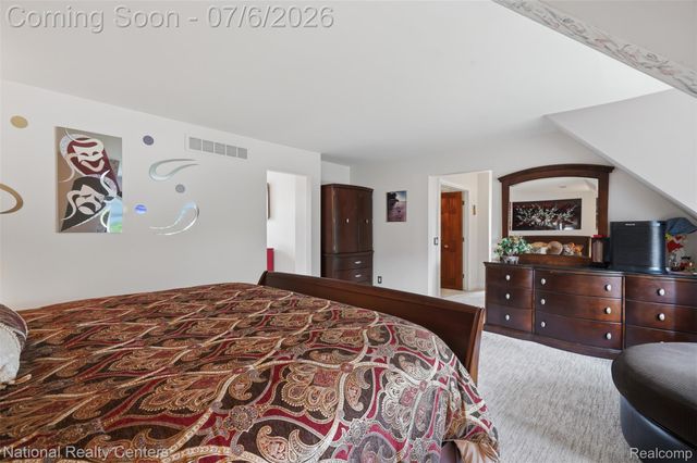 20175 Gill Road, Livonia, MI 48152
