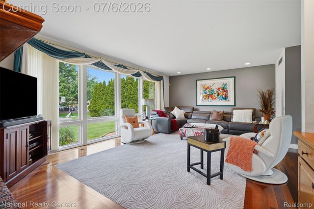 20175 Gill Road, Livonia, MI 48152
