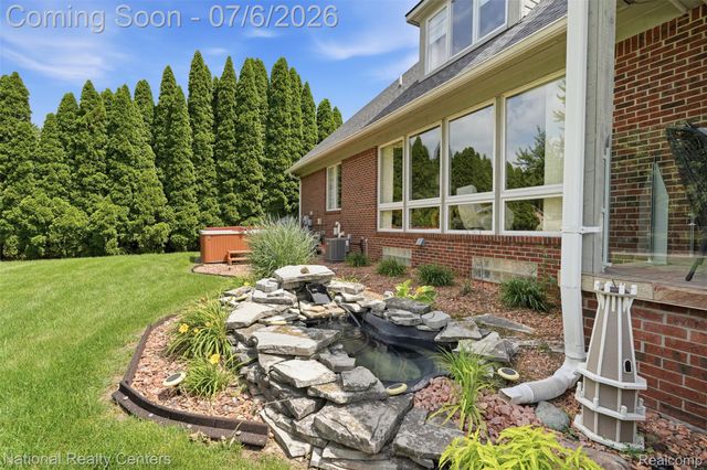 20175 Gill Road, Livonia, MI 48152