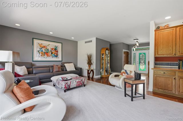 20175 Gill Road, Livonia, MI 48152