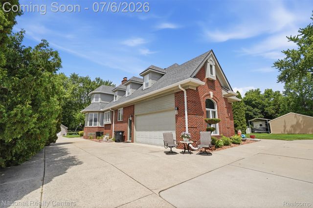 20175 Gill Road, Livonia, MI 48152