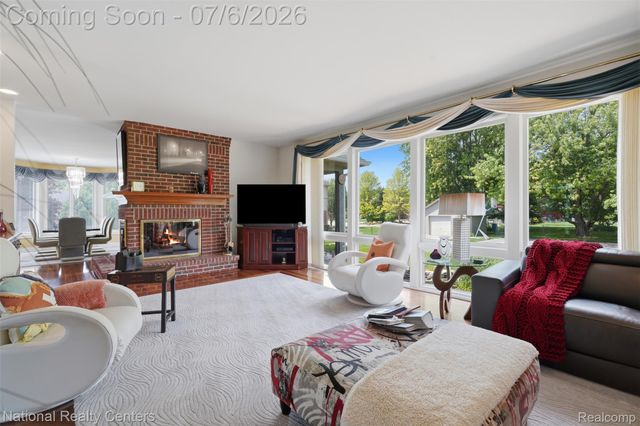 20175 Gill Road, Livonia, MI 48152
