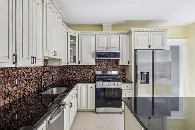 407 E LINCOLN AVENUE, New Castle, PA 16101