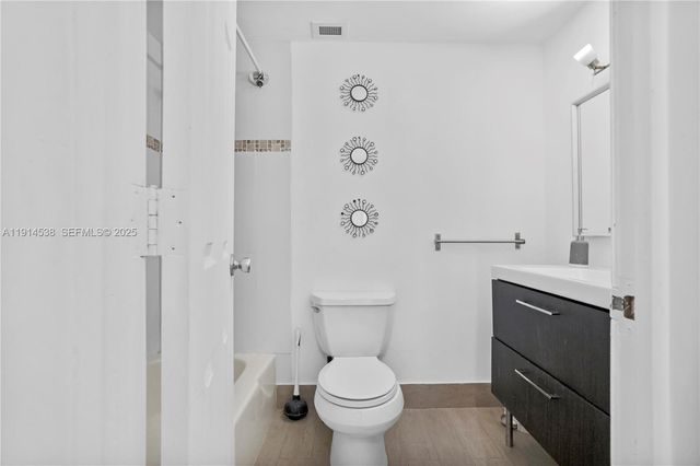 500 Bayview Drive 125, Sunny Isles Beach, FL 33160