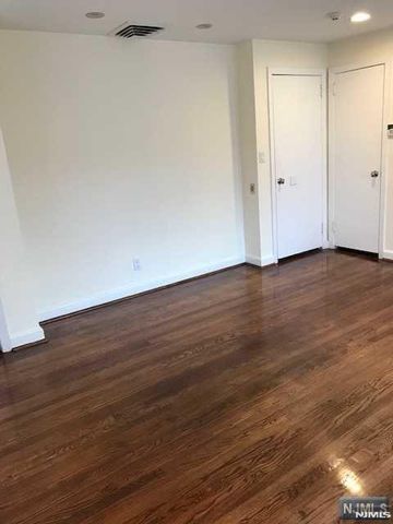 1284 Fayette Street, Teaneck, NJ 07666