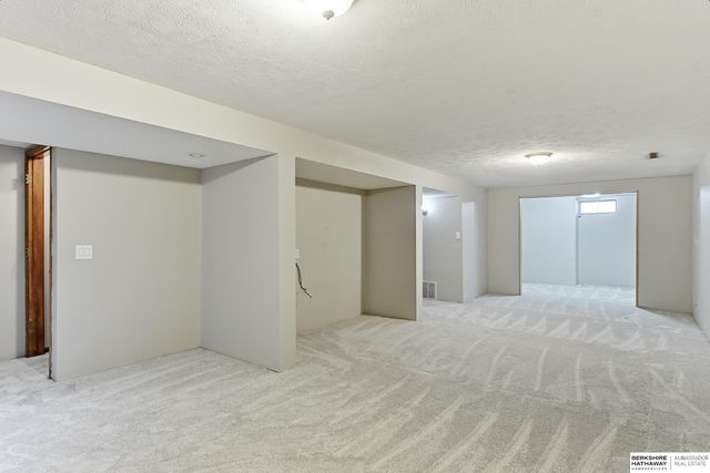 13572 V Circle, Omaha, NE 68137