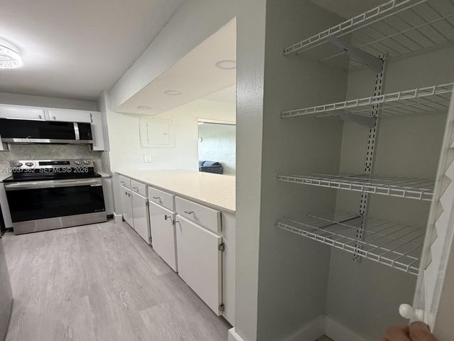 870 NW 87th Ave 401, Miami, FL 33172