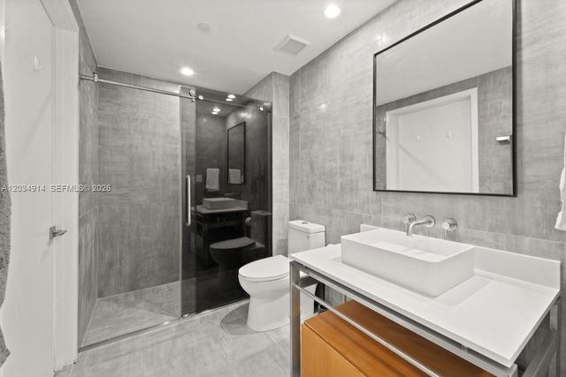 6000 Collins Avenue 517, Miami Beach, FL 33140