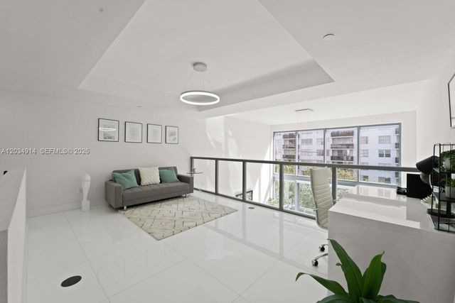 6000 Collins Avenue 517, Miami Beach, FL 33140
