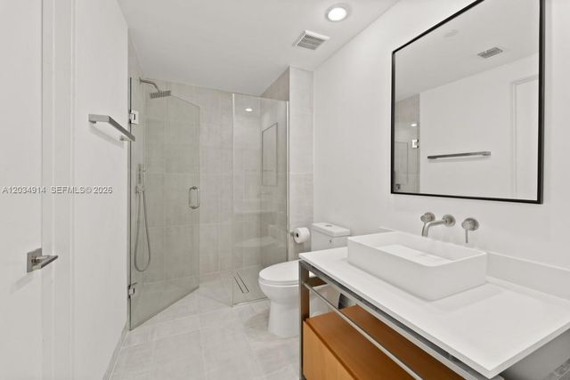 6000 Collins Avenue 517, Miami Beach, FL 33140