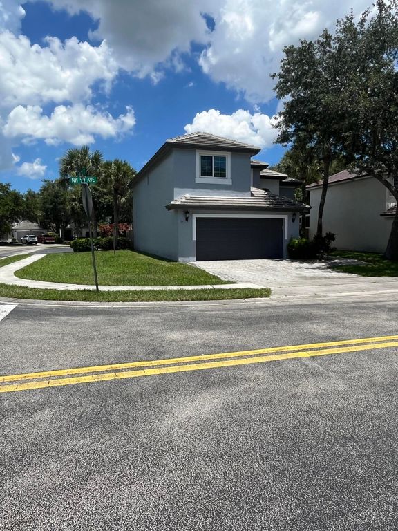 1933 NW 99th Avenue, Pembroke Pines, FL 33024