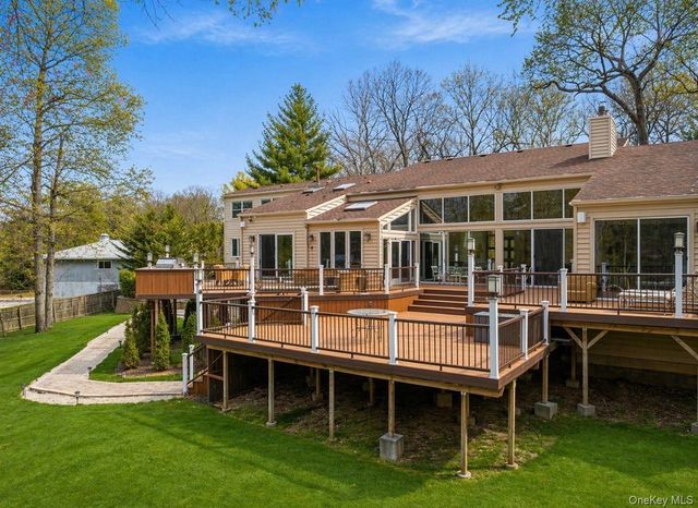 7 Windemere Crest, Woodbury, NY 11797