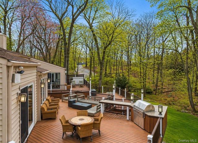 7 Windemere Crest, Woodbury, NY 11797
