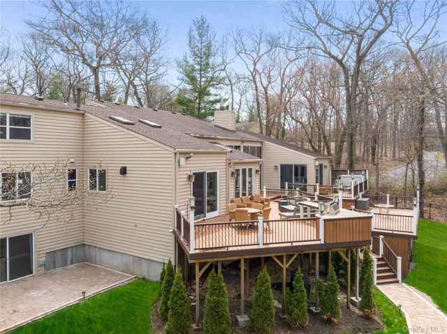 7 Windemere Crest, Woodbury, NY 11797