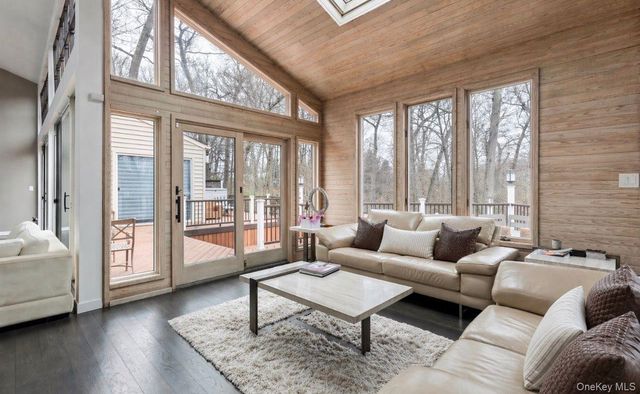 7 Windemere Crest, Woodbury, NY 11797