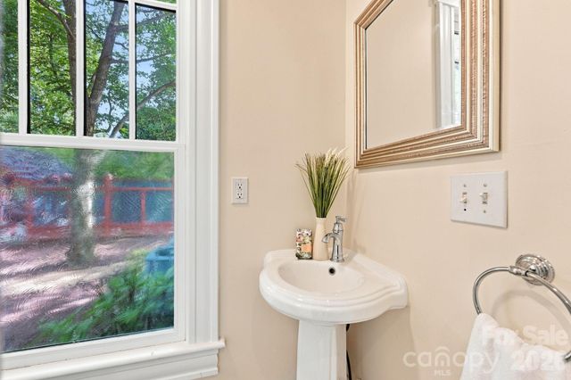559 N Main Street, Davidson, NC 28036