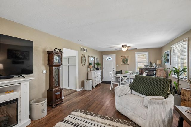 2445 NE 53rd Court, Des Moines, IA 50317