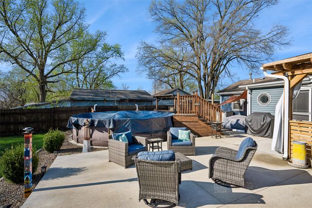 2445 NE 53rd Court, Des Moines, IA 50317