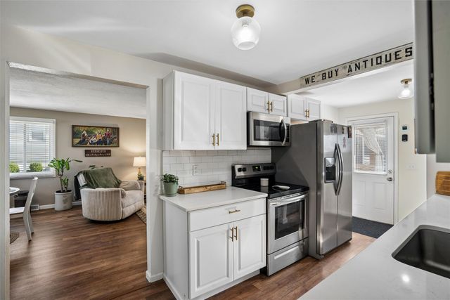 2445 NE 53rd Court, Des Moines, IA 50317