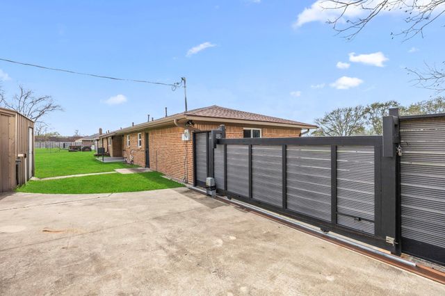 2601 Lazy Bend Street, Pearland, TX 77581