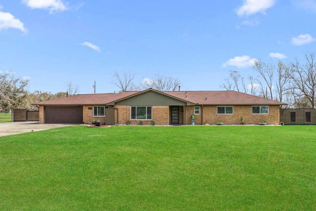 2601 Lazy Bend Street, Pearland, TX 77581