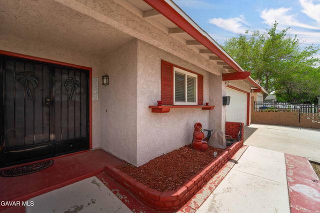 43318 Fenner Avenue, Lancaster, CA 93536