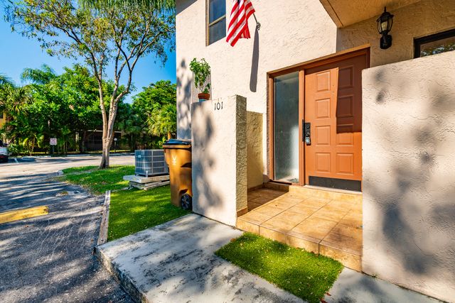 740 SE 1st Way 101, Deerfield Beach, FL 33441