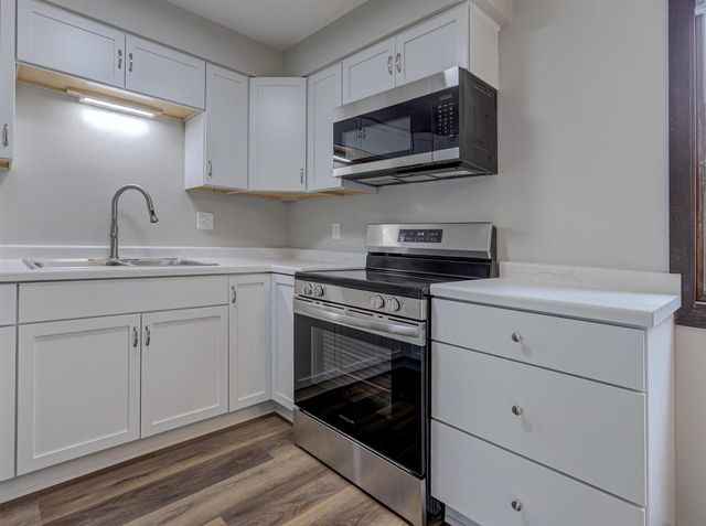 1825 W BREWSTER STREET, Appleton, WI 54942