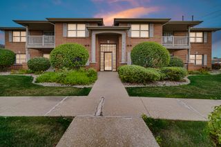 9802 Wildwood Circle 1a, Munster, IN 46321