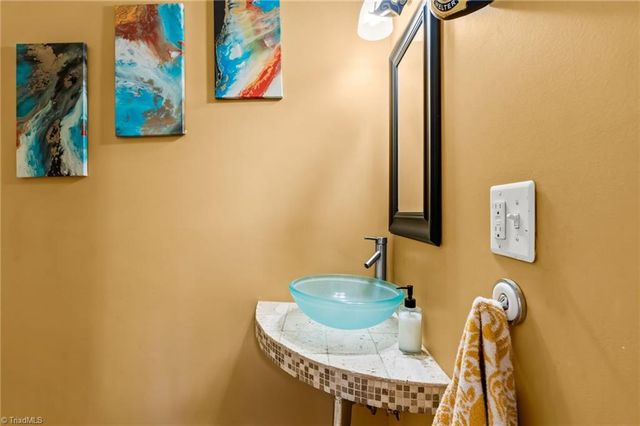 2211 S Hawthorne Road, Winston-salem, NC 27103