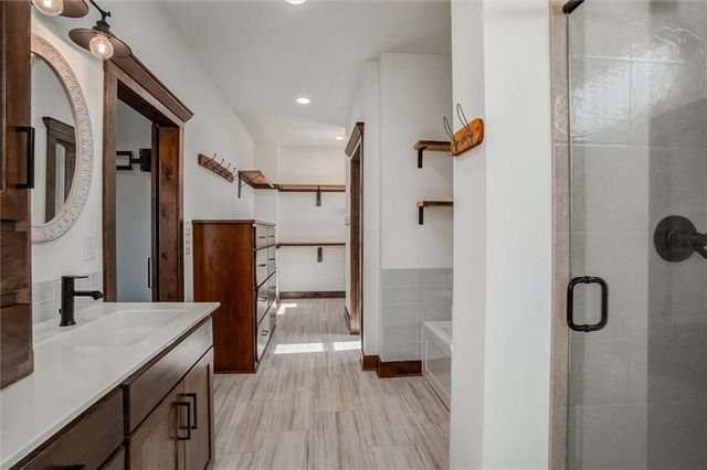 537 E 550 Road, Overbrook, KS 66524