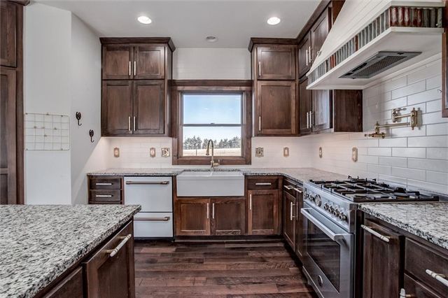 537 E 550 Road, Overbrook, KS 66524