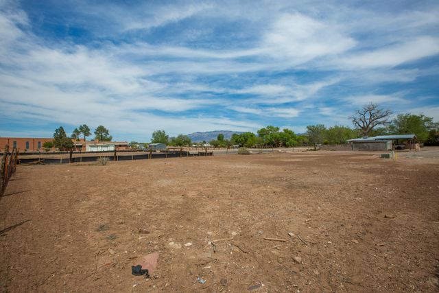 1809 Calle Pequeno, Albuquerque, NM 87107