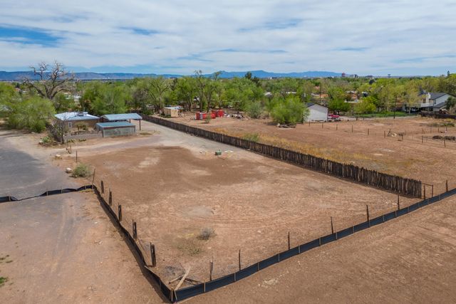 1809 Calle Pequeno, Albuquerque, NM 87107