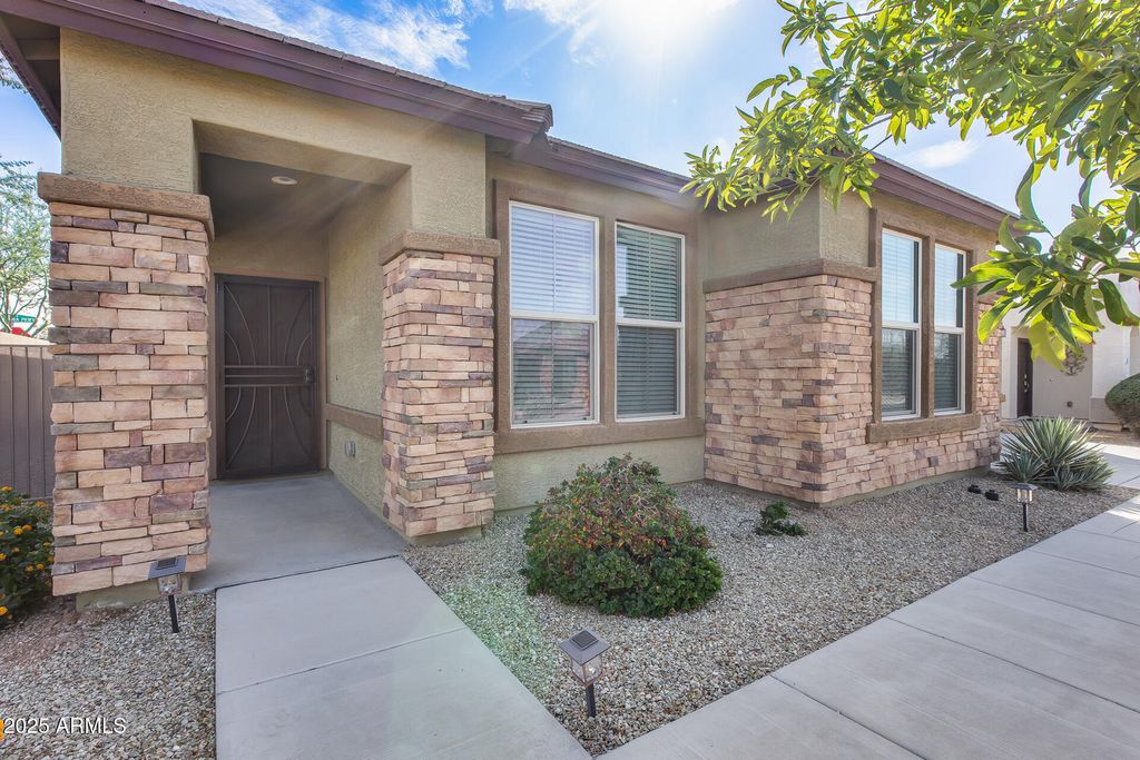 Image 13 of property listing at 17957 W FAIRVIEW Street, Goodyear, AZ 85338