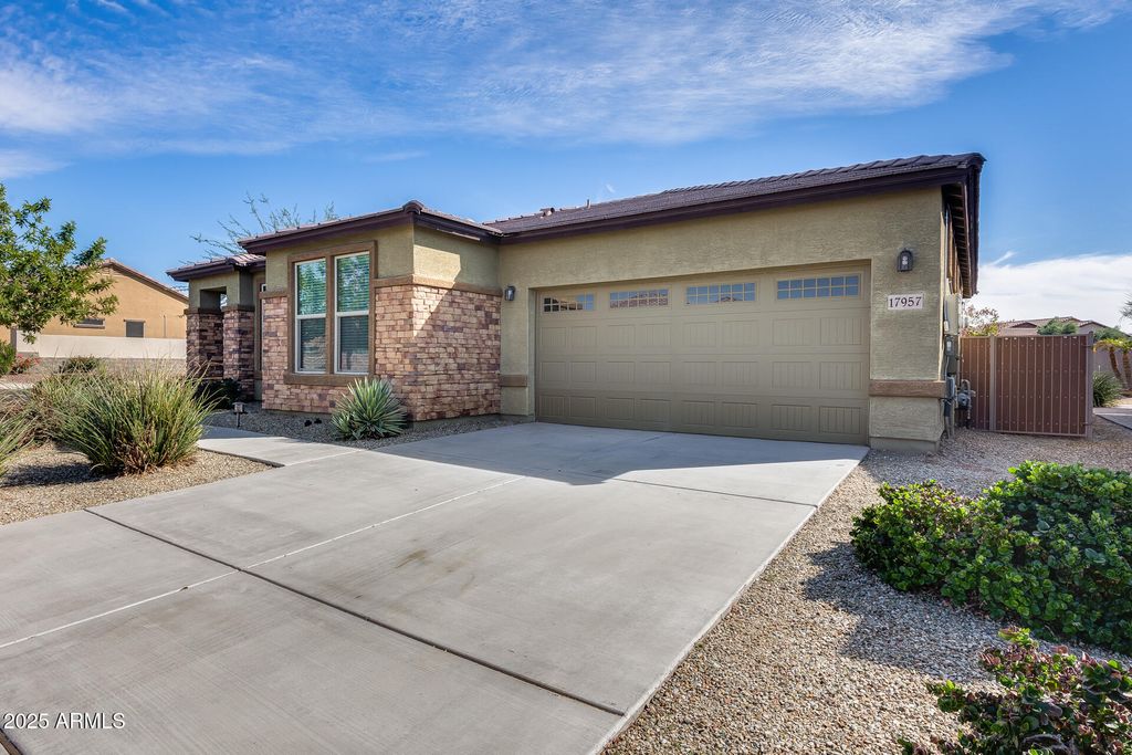 Image 5 of property listing at 17957 W FAIRVIEW Street, Goodyear, AZ 85338