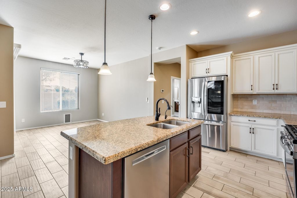 Image 6 of property listing at 17957 W FAIRVIEW Street, Goodyear, AZ 85338