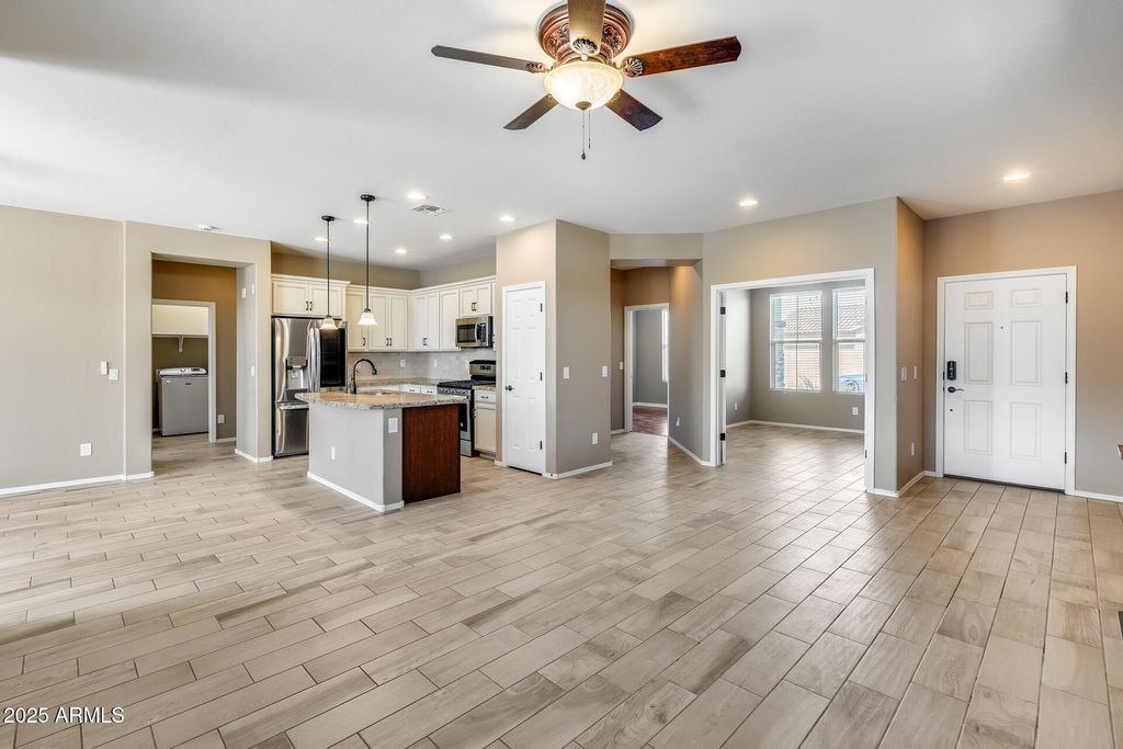 Image 7 of property listing at 17957 W FAIRVIEW Street, Goodyear, AZ 85338