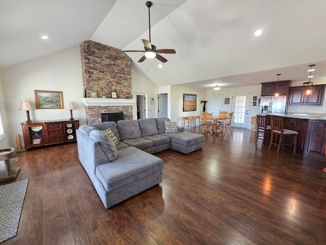 100 Ladybug Ln, Bethpage, TN 37022