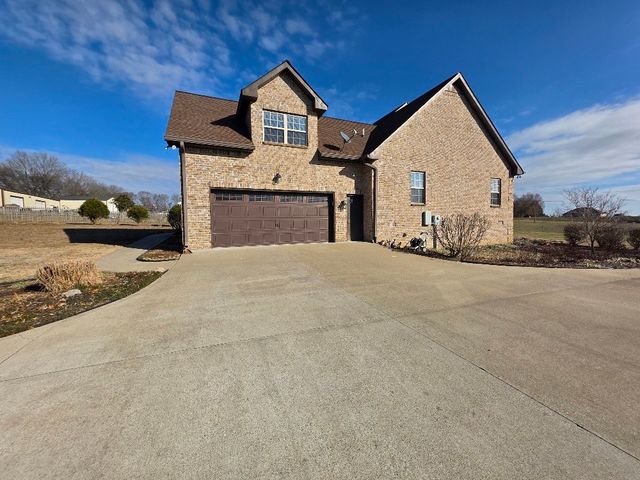 100 Ladybug Ln, Bethpage, TN 37022