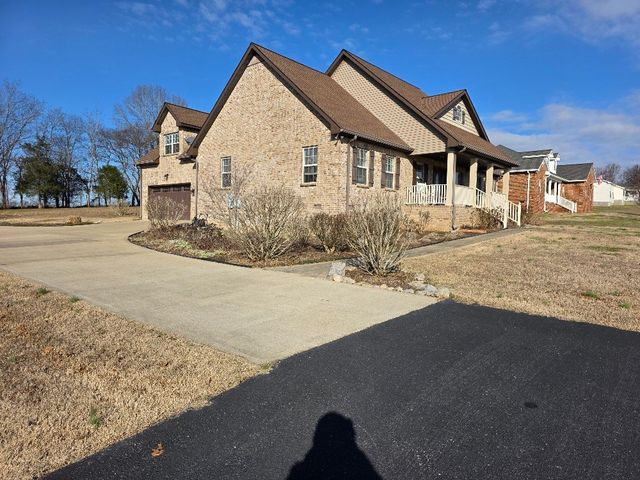 100 Ladybug Ln, Bethpage, TN 37022