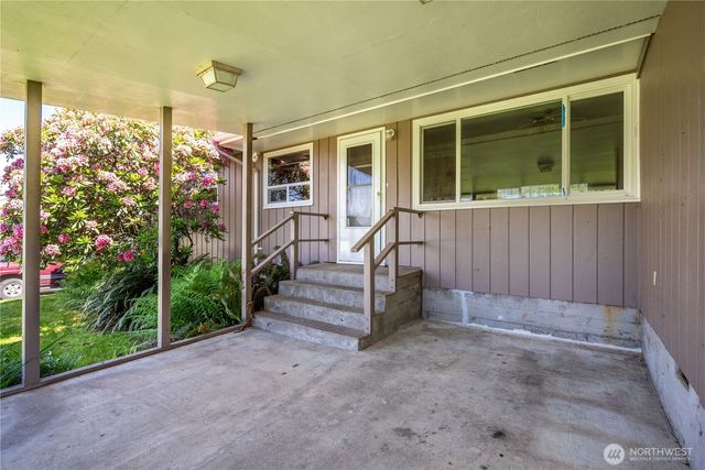 933 S Nevada Drive, Longview, WA 98632