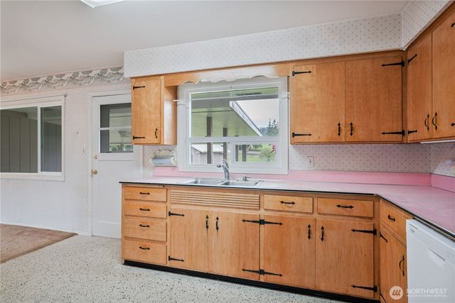 933 S Nevada Drive, Longview, WA 98632