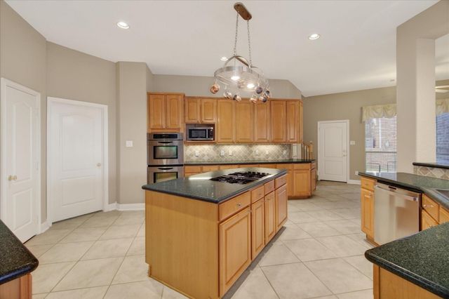 163 Edgewood Drive, Montgomery, TX 77356