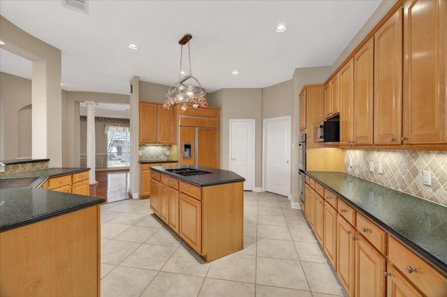 163 Edgewood Drive, Montgomery, TX 77356