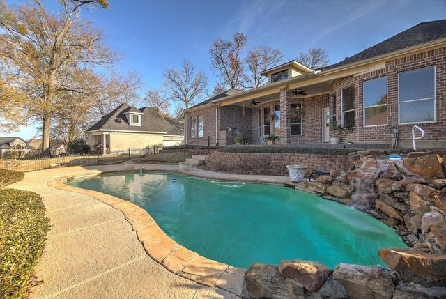 163 Edgewood Drive, Montgomery, TX 77356