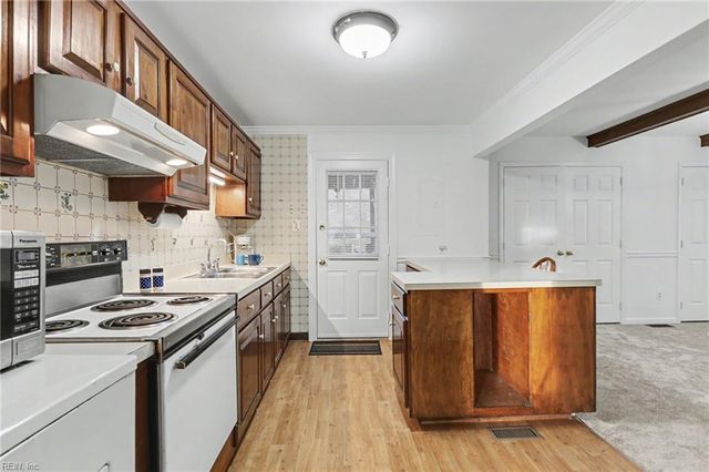 23 Beaconsdale LN, Newport News, VA 23601