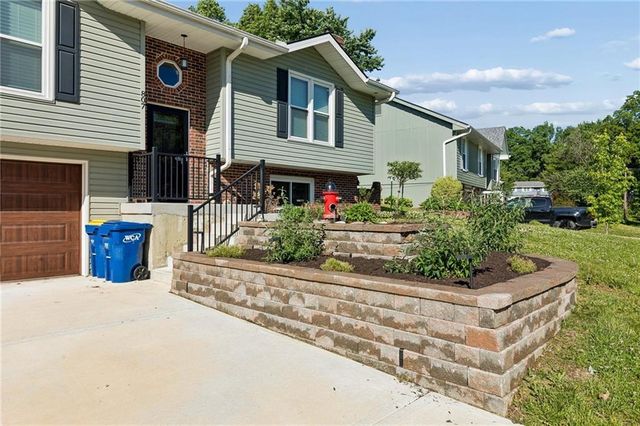 807 E Summit Street, Smithville, MO 64089