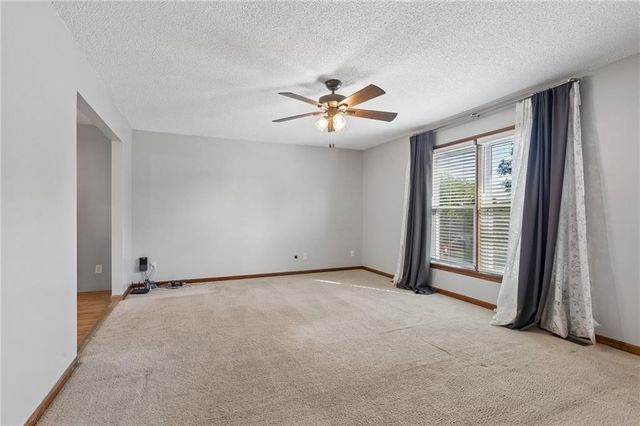 807 E Summit Street, Smithville, MO 64089